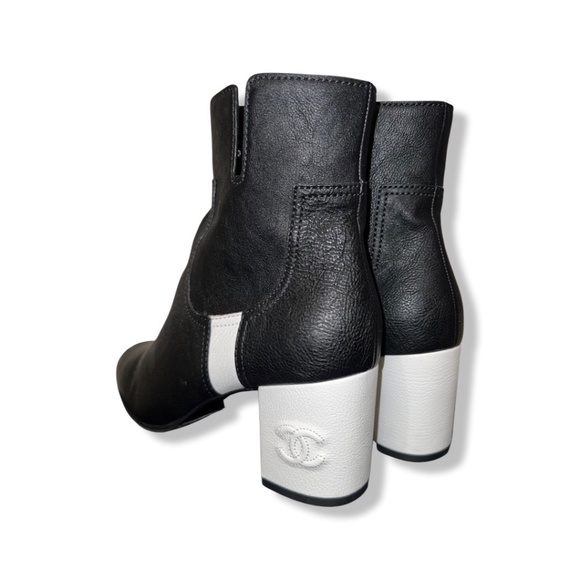 Chanel 2018 Interlocking CC Logo Chelsea Boots - Picture 5 of 7